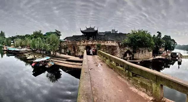 新华社快讯丨阿富汗黎明电视台21日说，一架客机当天在该国北部巴达赫尚省坠毁